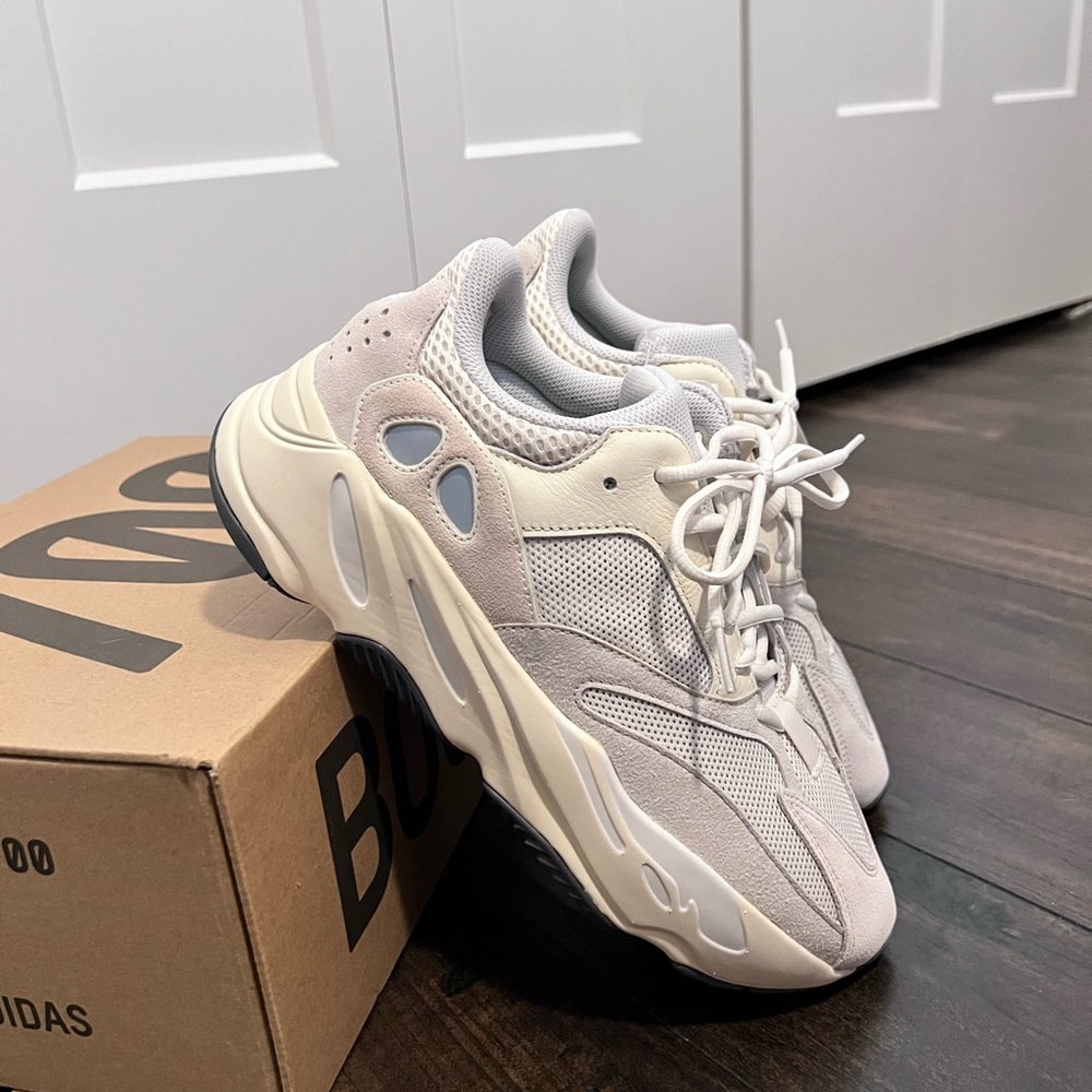 Adidas YEEZY Boost 700